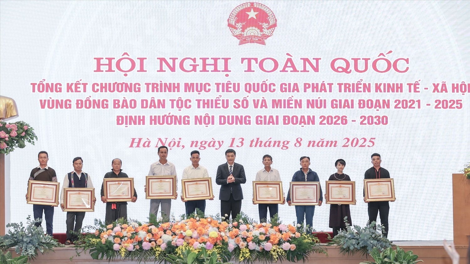 Tại Hội nghị, 18 tập thể đã được Thủ tướng Chính phủ tặng Bằng khen vì thành tích xuất sắc trong thực hiện Chương trình MTQG 1719