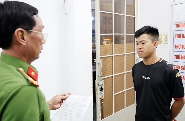 Đối tượng Lê Văn Tín bị bắt giữ. (Ảnh: Tiến Tầm)