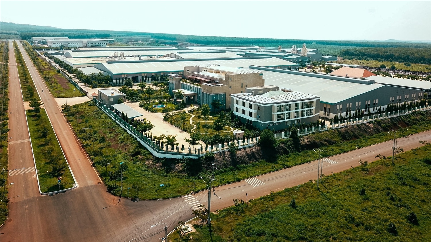 Một góc Khu Công nghiệp Long Khánh, Công ty cổ phần Khu công nghiệp Long Khánh, địa chỉ trụ sở chính: phường Bình Lộc, tỉnh Đồng Nai
