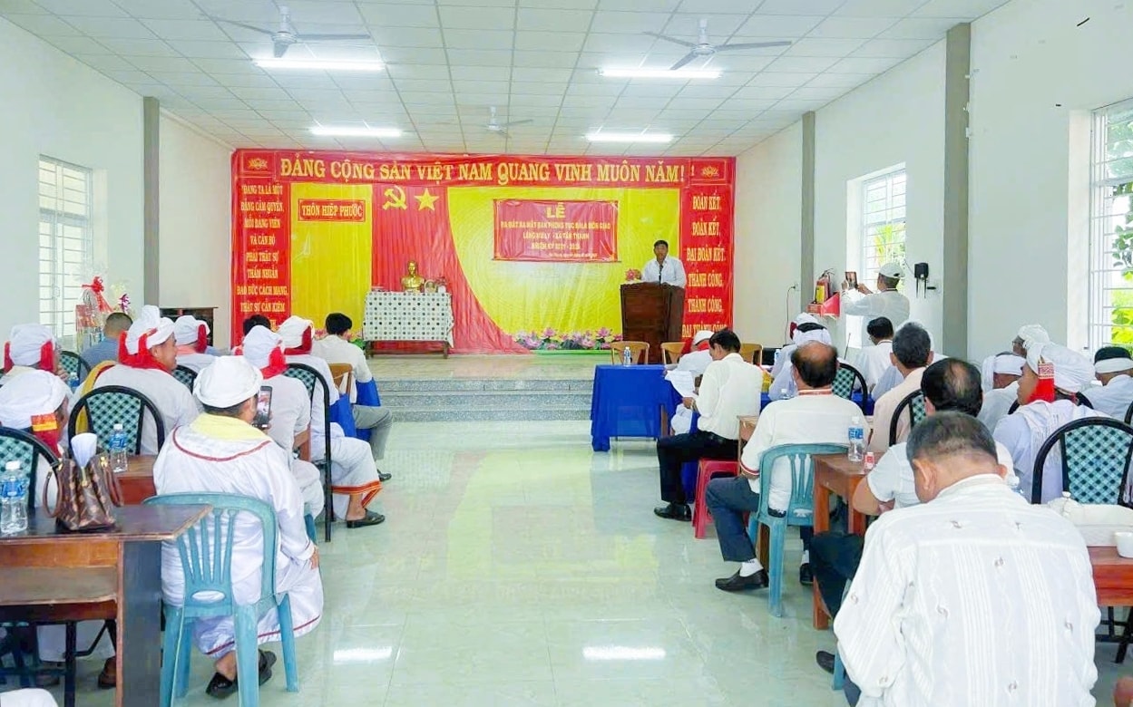 Quang cảnh buổi lễ ra mắt Ban Phong tục Bàlamôn làng Chăm Mâli Quang cảnh buổi lễ ra mắt Ban Phong tục Bàlamôn làng Chăm Mâli
