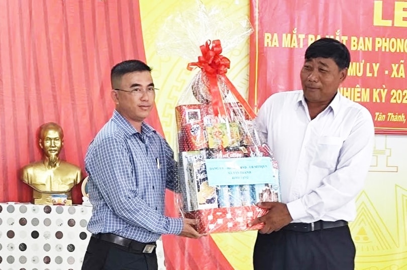 Phó Chủ tịch UBND xã Tân Thành (bên trái) tặng quà cho Trưởng Ban phong tục tại buổi Lễ ra mắt Phó Chủ tịch UBND xã Tân Thành (bên trái) tặng quà cho Trưởng Ban phong tục tại buổi Lễ ra mắt