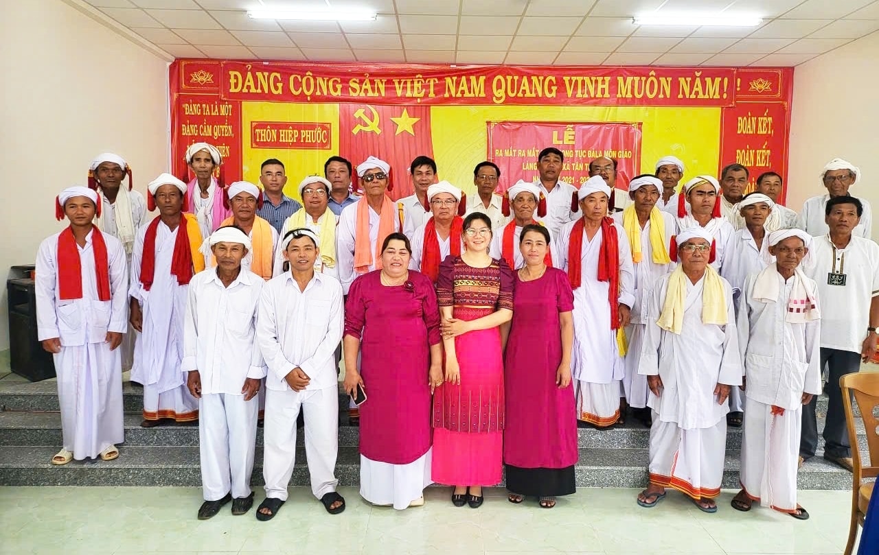 Hội đồng chức sắc tỉnh và chính quyền địa phương chụp ảnh lưu niệm với Ban Phong tục làng Mâli trong buổi ra mắt Hội đồng chức sắc tỉnh và chính quyền địa phương chụp ảnh lưu niệm với Ban Phong tục làng Mâli trong buổi ra mắt