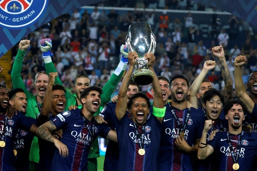 PSG nâng cao chiếc cúp bạc danh giá (Ảnh IT)
