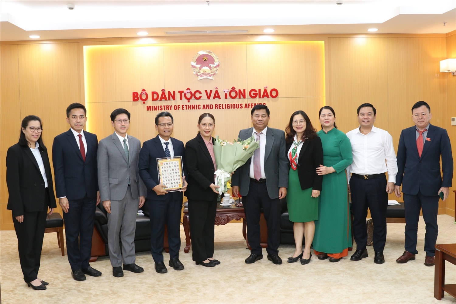 Thứ trưởng Bộ Dân tộc và Tôn giáo Y Thông tặng hoa chúc mừng đoàn công tác (Ảnh. Tuấn Ninh)