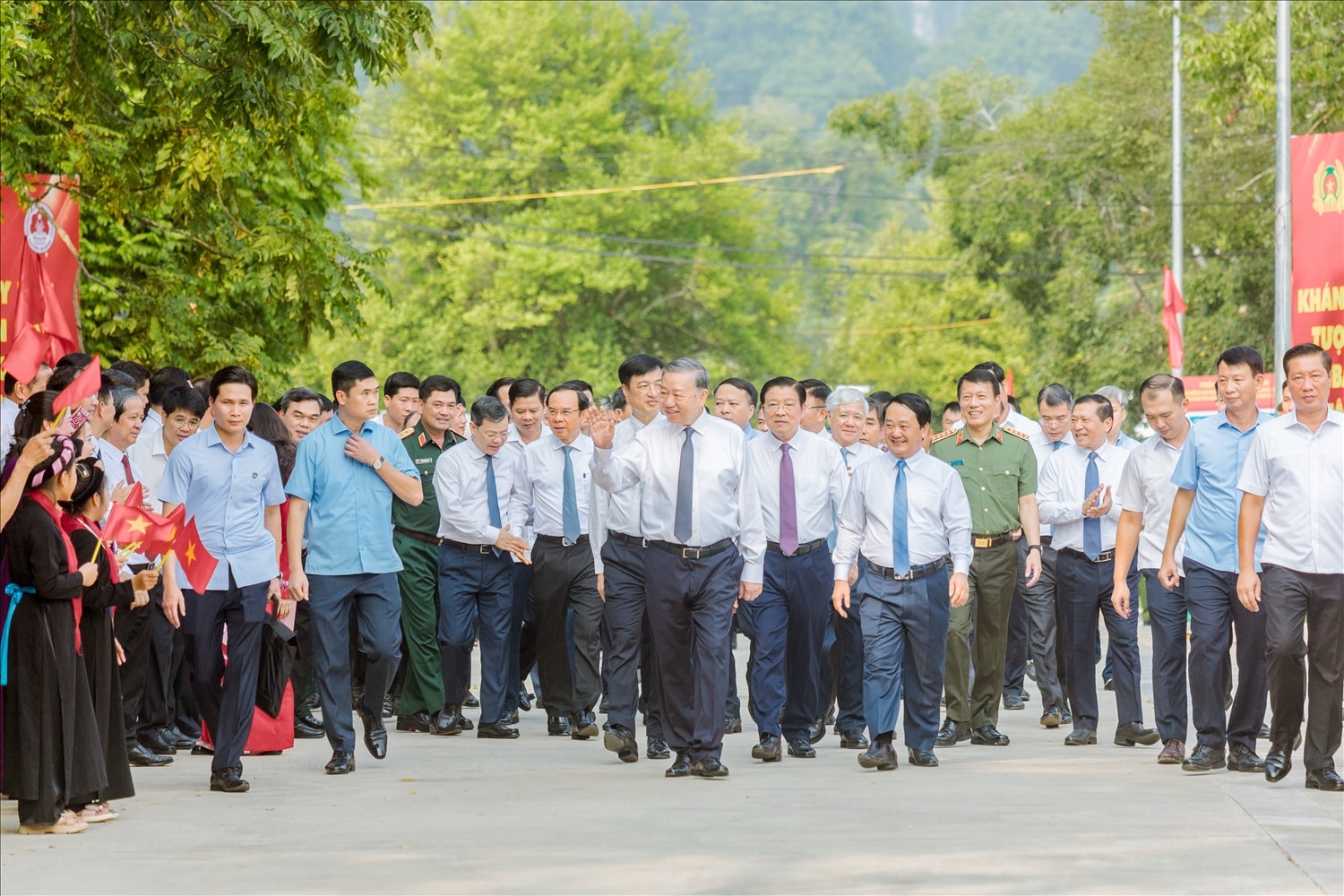Phát biểu tại Ngày hội, Tổng Bí thư Tô Lâm bày tỏ xúc động khi trở lại xã Tân Trào, vùng đất lịch sử thiêng liêng – Thủ đô kháng chiến, nơi khởi nguồn những quyết định trọng đại của đất nước, để dự Ngày hội toàn dân bảo vệ an ninh Tổ quốc và khánh thành Tượng đài “Bác Hồ ở Tân Trào”