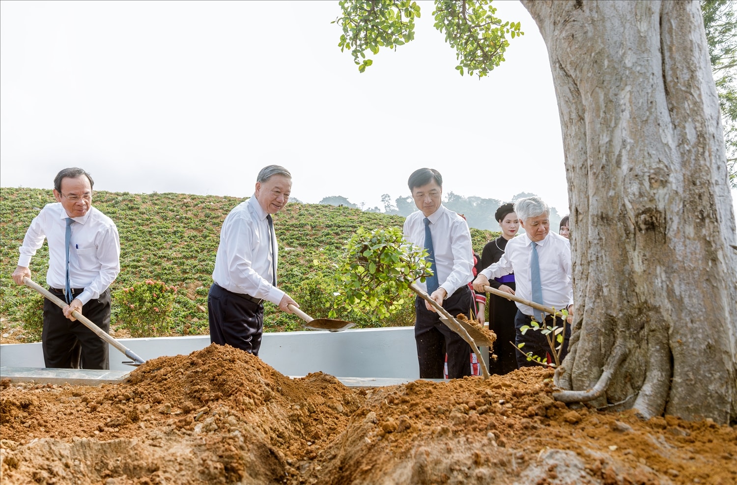 Tổng Bí thư Tô Lâm trồng cây lưu niệm trong khuôn viên Tượng đài 