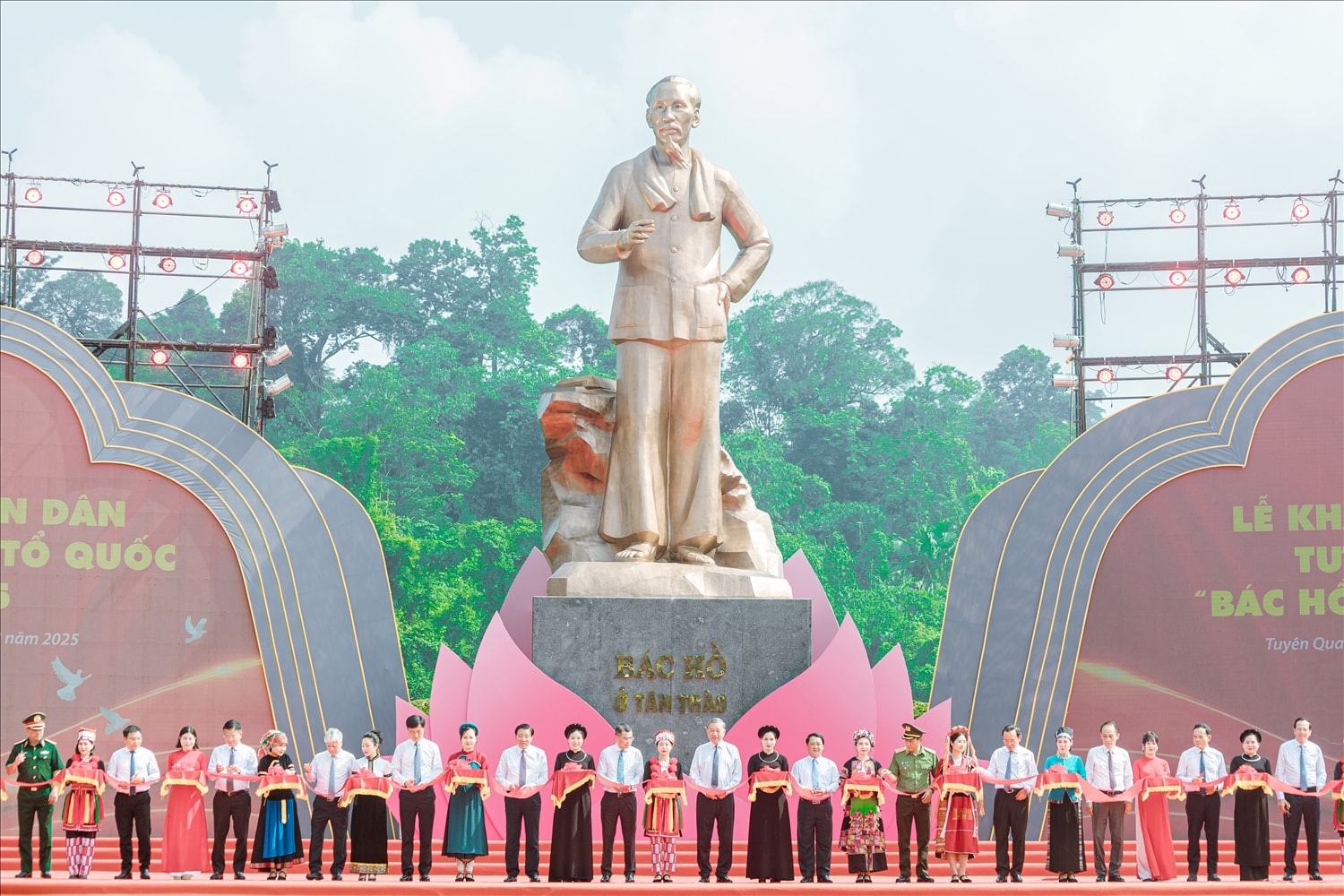 Tổng Bí thư Tô Lâm và các đại biểu thực hiện nghi thức khánh thành Tượng đài “Bác Hồ ở Tân Trào” tại xã Tân Trào, tỉnh Tuyên Quang. Ảnh: Vũ Mừng