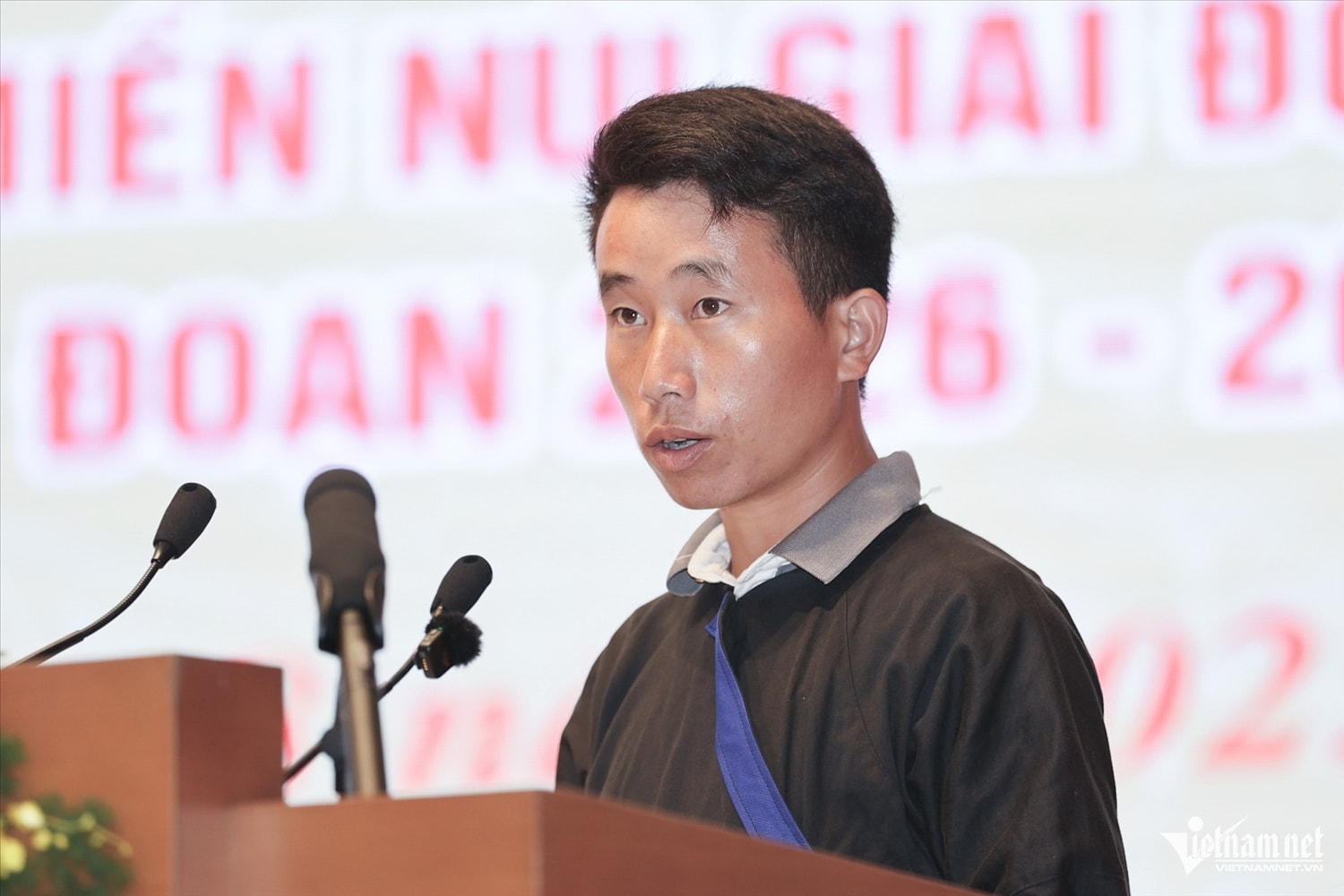Phát biểu tại hội nghị, Trưởng bản Mùa A Thi muốn  “nói sao cho hết nỗi lòng của bà con”.