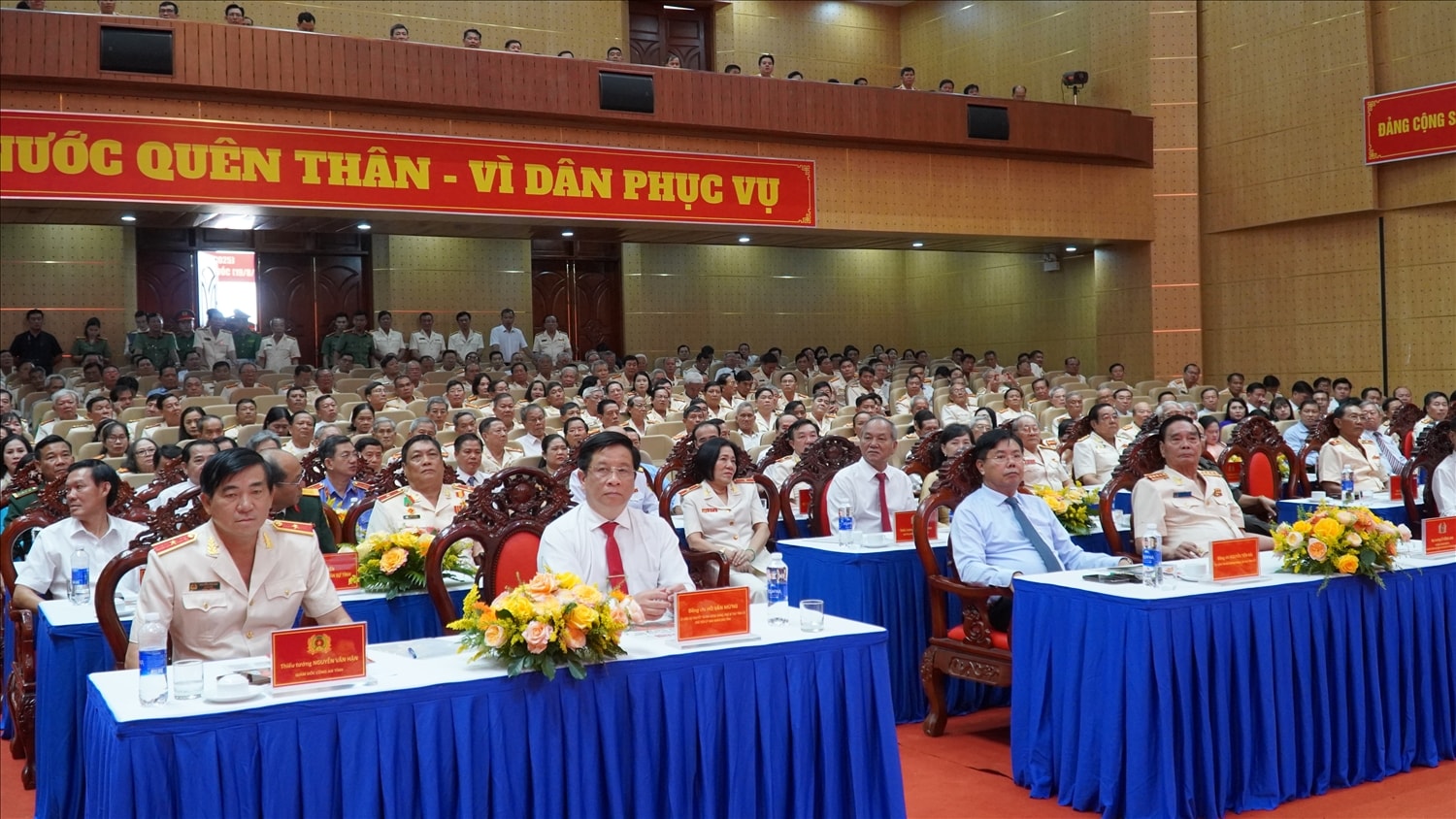 Các đại biểu tham dự buổi lễ.