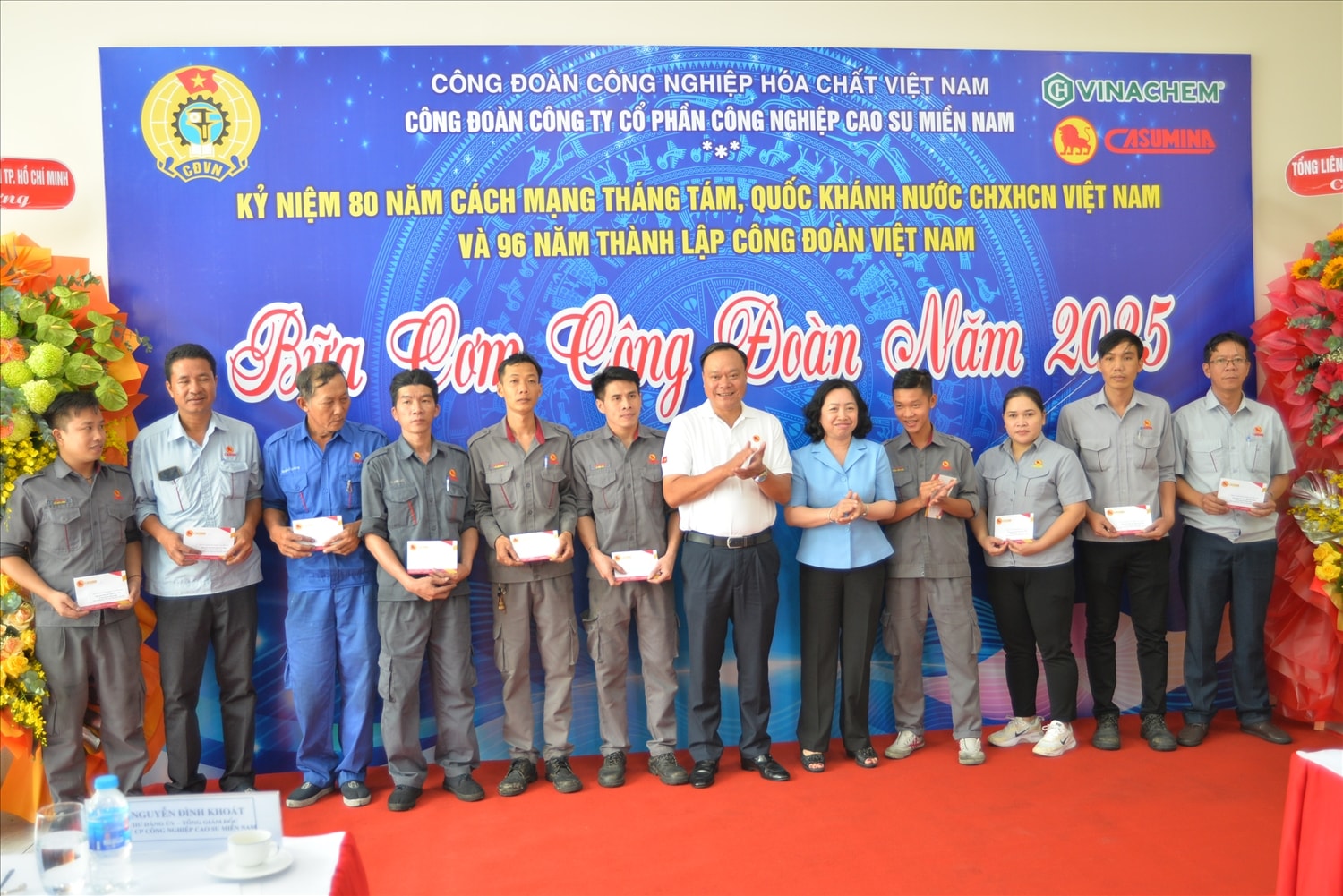 Lãnh đạo Tổng Liên đoàn Lao động Việt Nam và lãnh đạo Công ty Casumina tặng quà người lao động vượt khó