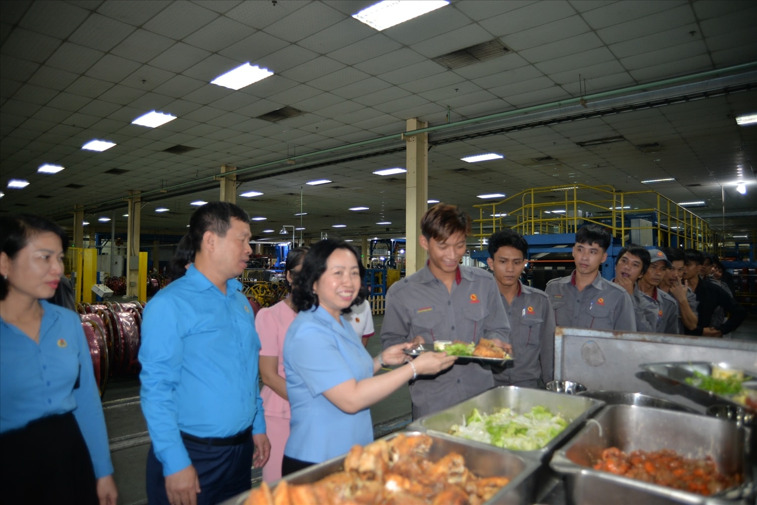 Phó chủ tịch Thường trực Tổng liên đoàn Lao động Việt Nam Thái Thu Xương (thứ 3 từ trái sang) trao Bữa cơm Công đoàn cho người lao động Công ty Casumina 