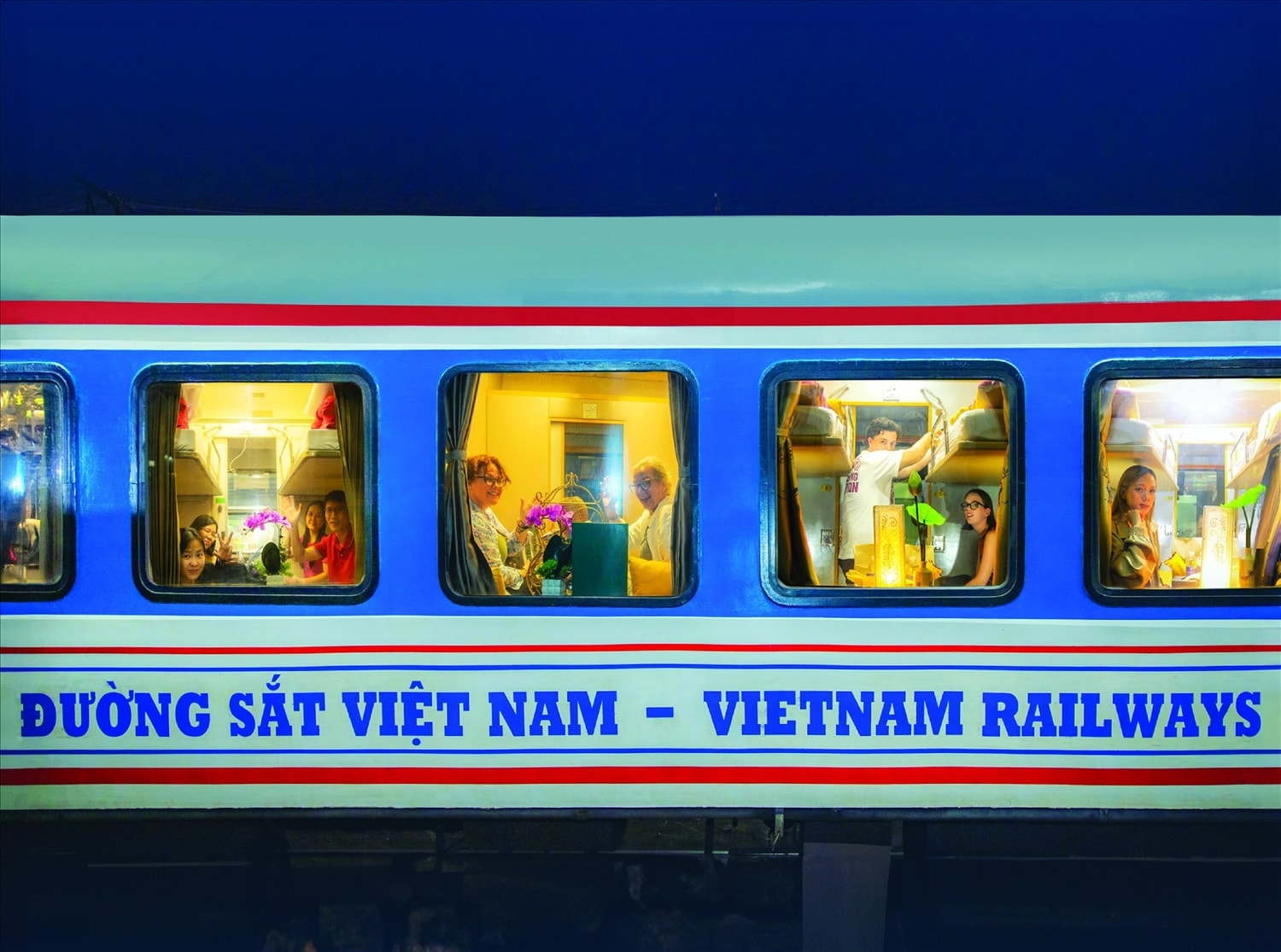 Du lịch bằng tàu hỏa đang trỗi dậy với những lợi thế về hoạt động trải nghiệm, sự an toàn, giờ giấc ổn định. Du lịch bằng tàu hỏa đang trỗi dậy với những lợi thế về hoạt động trải nghiệm, sự an toàn, giờ giấc ổn định.