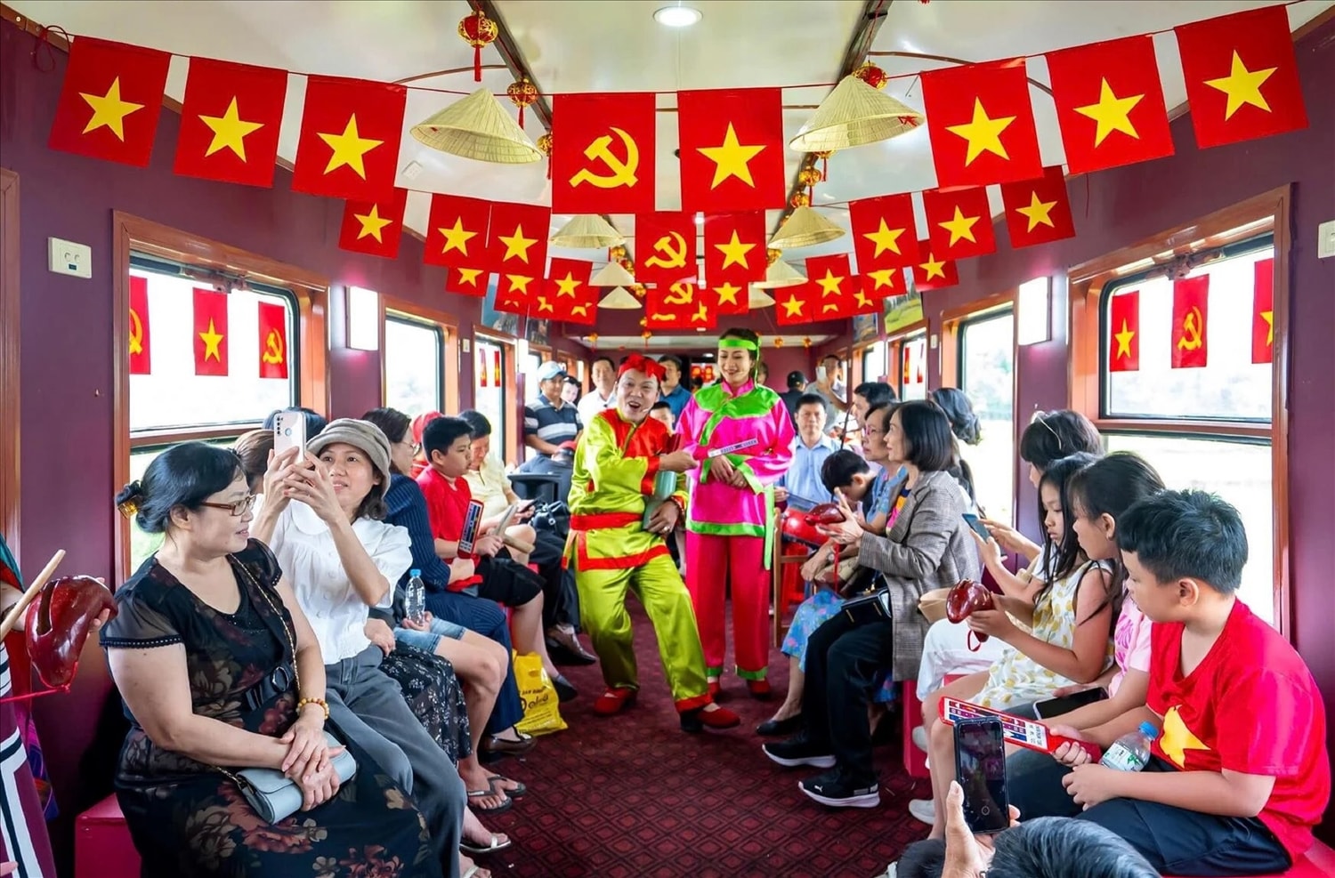 Chuyến tàu “Về miền đất võ” là hành trình đậm chất văn hóa, lịch sử, giúp du khách thưởng thức nghệ thuật hát bội, bài chòi đặc sắc. Chuyến tàu “Về miền đất võ” là hành trình đậm chất văn hóa, lịch sử, giúp du khách thưởng thức nghệ thuật hát bội, bài chòi đặc sắc.