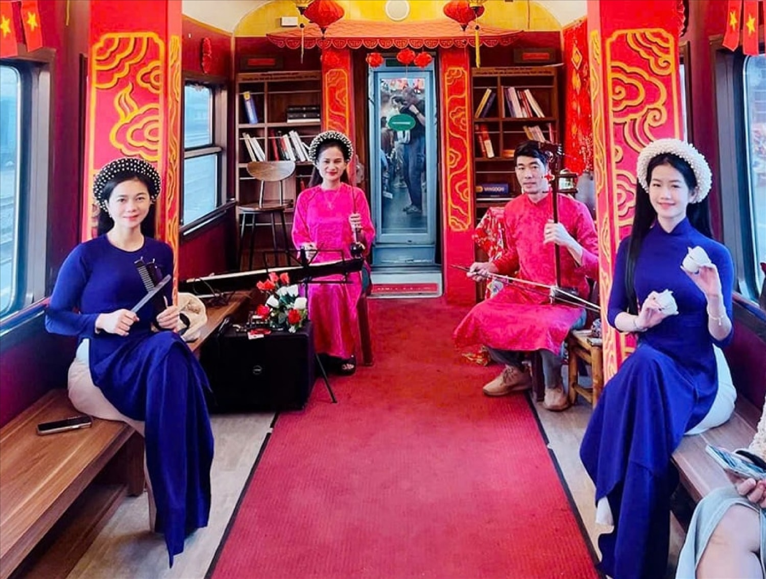 Những nghệ sĩ biểu diễn ca Huế trên đoàn tàu kết nối di sản Huế - Đà Nẵng khiến du khách đắm mình trong “Nhã nhạc Cung đình”, như được sống lại ký ức văn hoá nghệ thuật của Huế xưa. Những nghệ sĩ biểu diễn ca Huế trên đoàn tàu kết nối di sản Huế - Đà Nẵng khiến du khách đắm mình trong “Nhã nhạc Cung đình”, như được sống lại ký ức văn hoá nghệ thuật của Huế xưa.