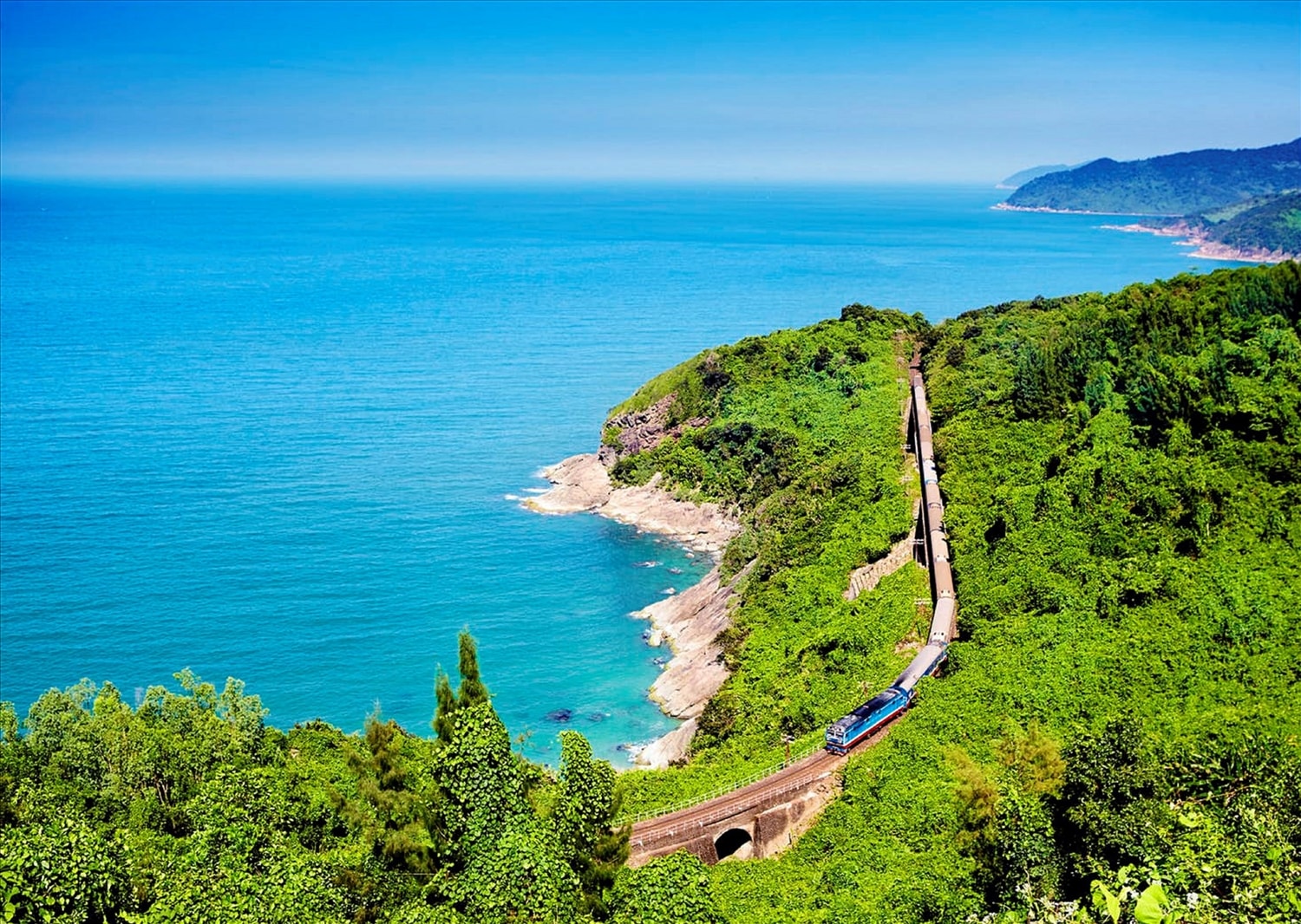 Đoàn tàu kết nối di sản Huế - Đà Nẵng khai trương hơn 1 năm qua là điển hình đi đầu trong việc kết nối du lịch và đã mang lại những giá trị. Đoàn tàu kết nối di sản Huế - Đà Nẵng khai trương hơn 1 năm qua là điển hình đi đầu trong việc kết nối du lịch và đã mang lại những giá trị.