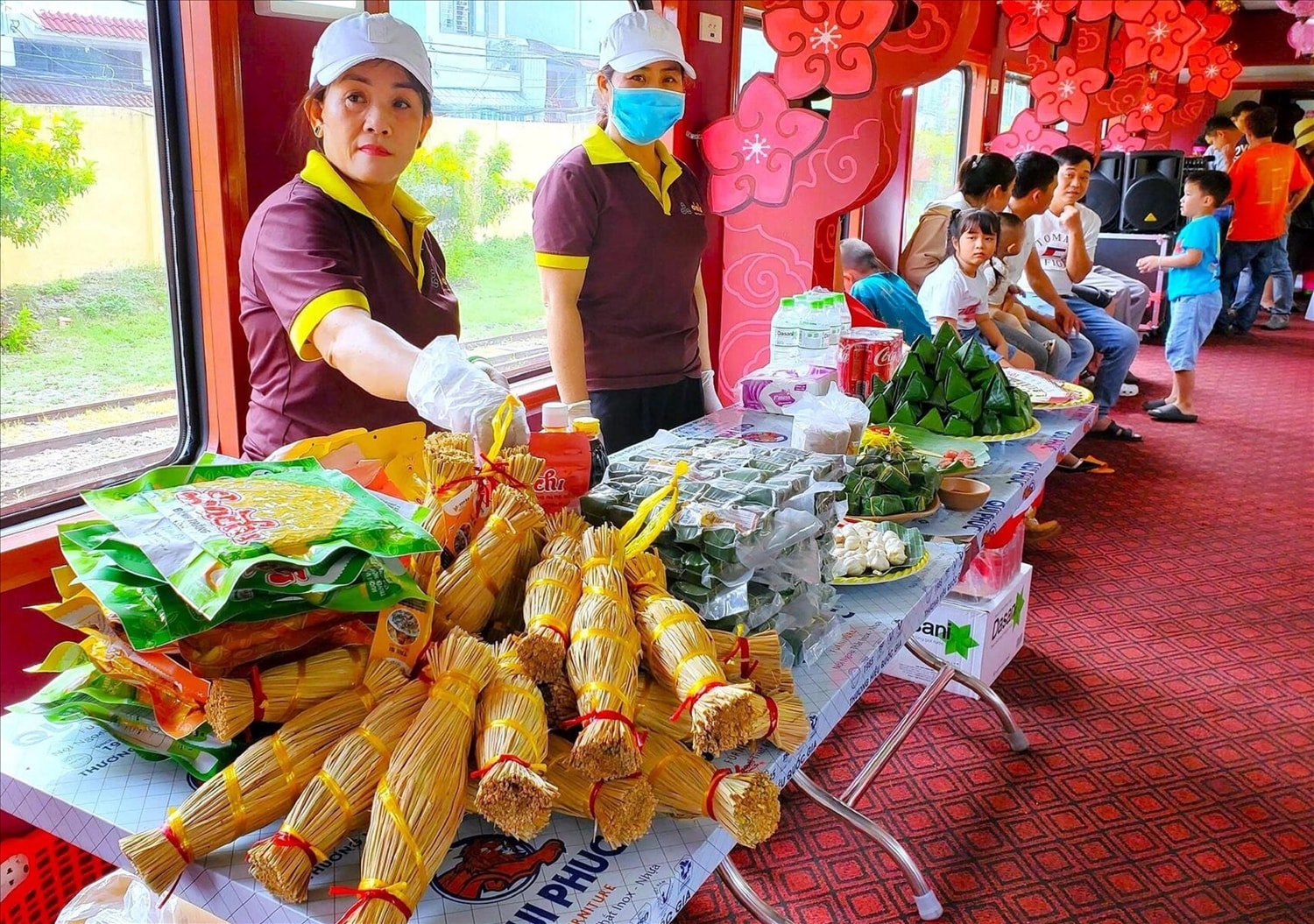 Ẩm thực trên chuyến tàu “Về miền đất võ” cũng độc đáo. Ẩm thực trên chuyến tàu “Về miền đất võ” cũng độc đáo.