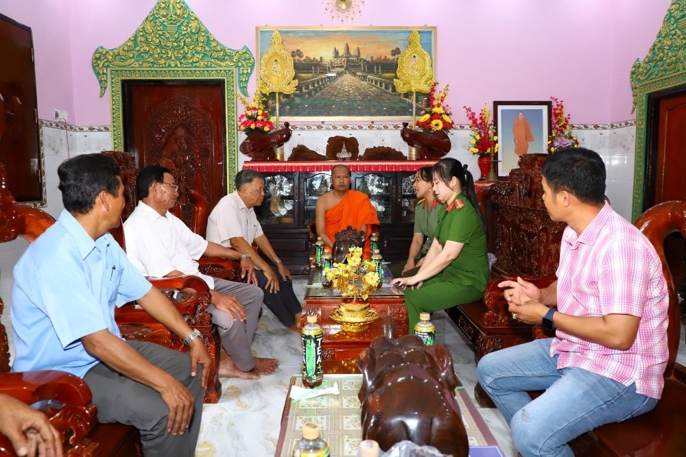 Công an phường Vĩnh Châu, TP. Cần Thơ thăm gặp Trụ trì và Ban quản trị Chùa Sêrây Cro Săng.