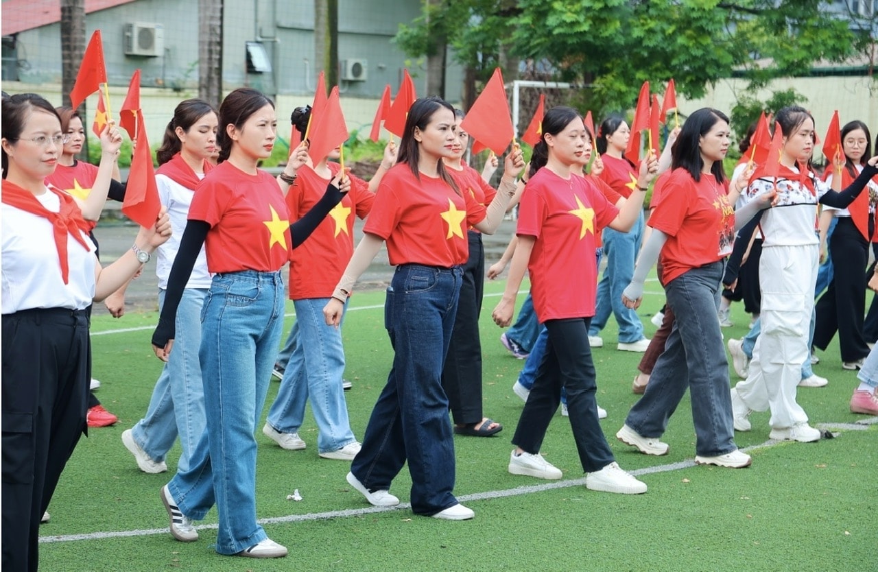 ... và  115 nữ đều là những gương mặt tiêu biểu ở những cơ quan, đơn vị của mình
