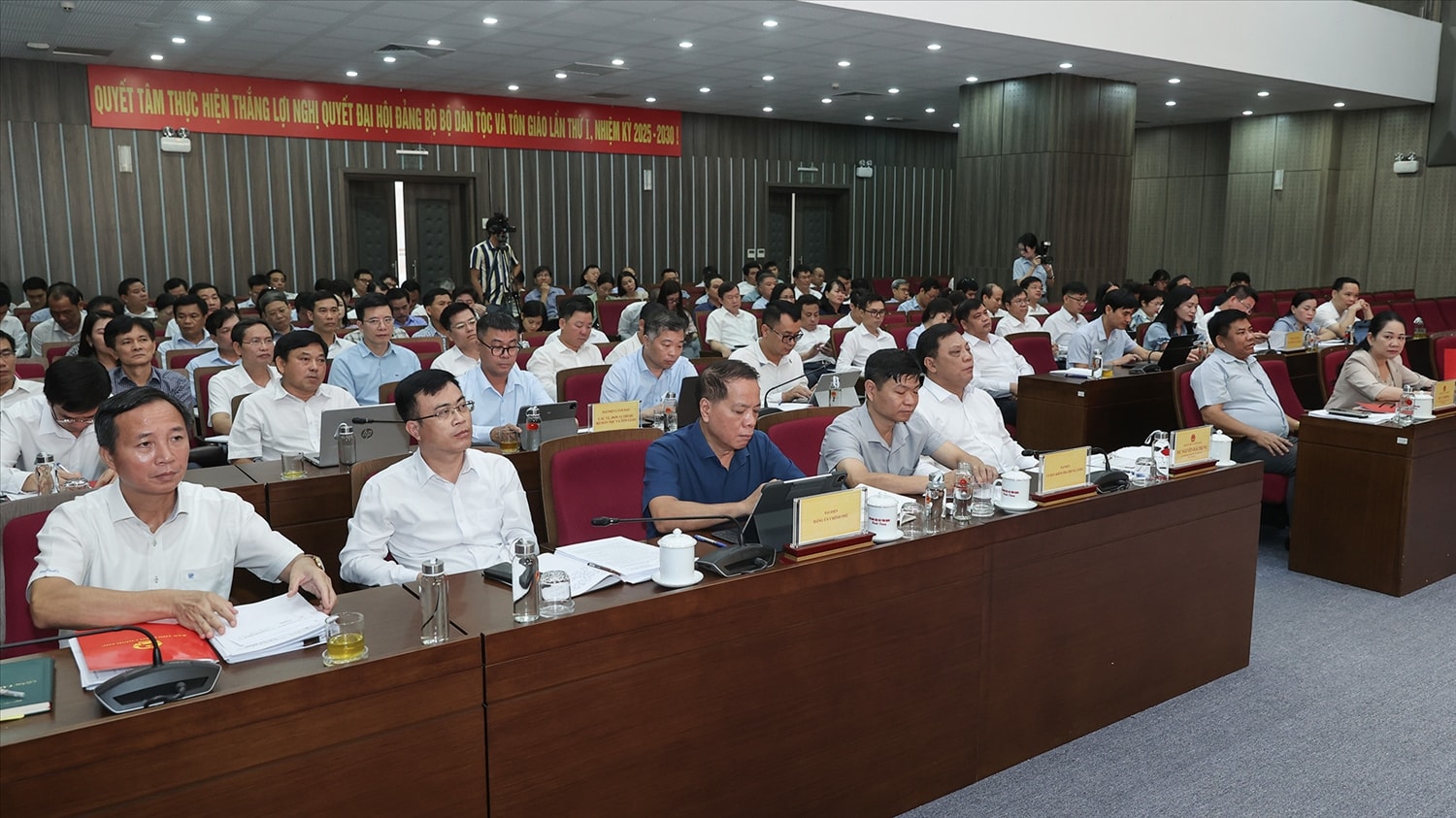 Đại biểu dự Hội nghị toàn quốc đánh giá công tác dân tộc, tôn giáo sau khi sắp xếp tổ chức bộ máy và tổ chức thực hiện chính quyền địa phương 2 cấp được Bộ Dân tộc và Tôn giáo tổ chức ngày 12/8.