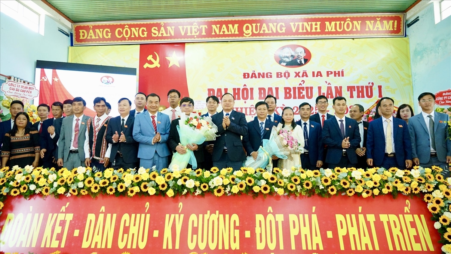 Ban Chấp hành Đảng bộ xã Ia Phí khóa I ra mắt Đại hội - Ảnh Ngọc Thu Ban Chấp hành Đảng bộ xã Ia Phí khóa I ra mắt Đại hội - Ảnh Ngọc Thu