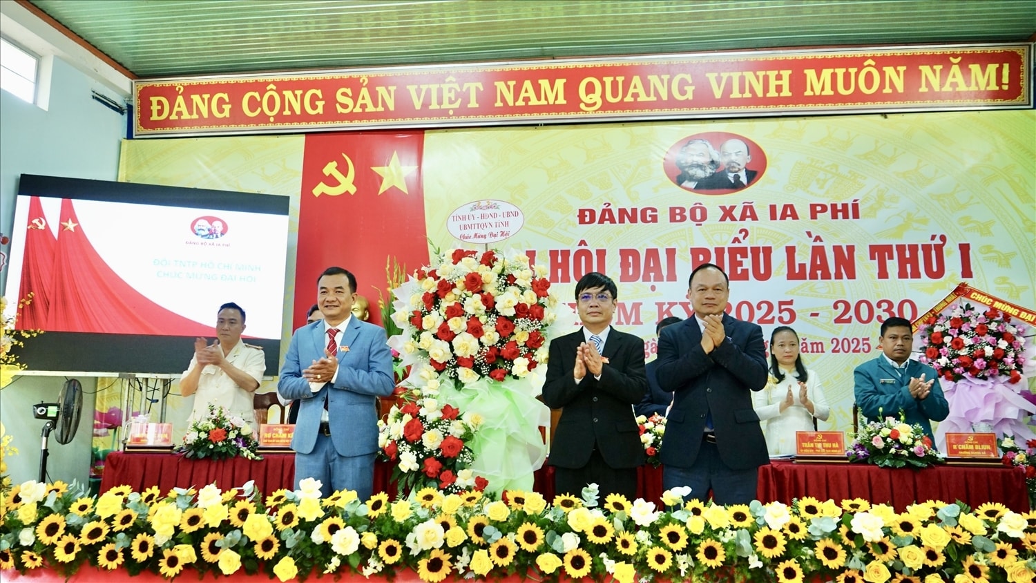 Lãnh đạo tỉnh Gia Lai tặng hoa chúc mừng Đại hội Đảng bộ xã Ia Phí nhiệm kỳ 2025 - 2030 - Ảnh Ngọc Thu Lãnh đạo tỉnh Gia Lai tặng hoa chúc mừng Đại hội Đảng bộ xã Ia Phí nhiệm kỳ 2025 - 2030 - Ảnh Ngọc Thu