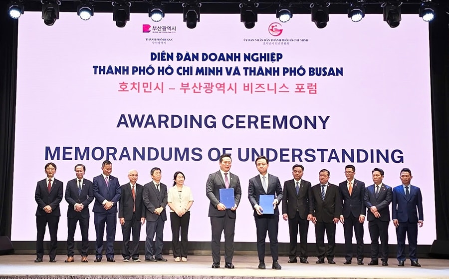 Đại diện Tập đoàn Công nghiệp Becamex và các tập đoàn Hàn Quốc ký biên bản ghi nhớ hợp tác