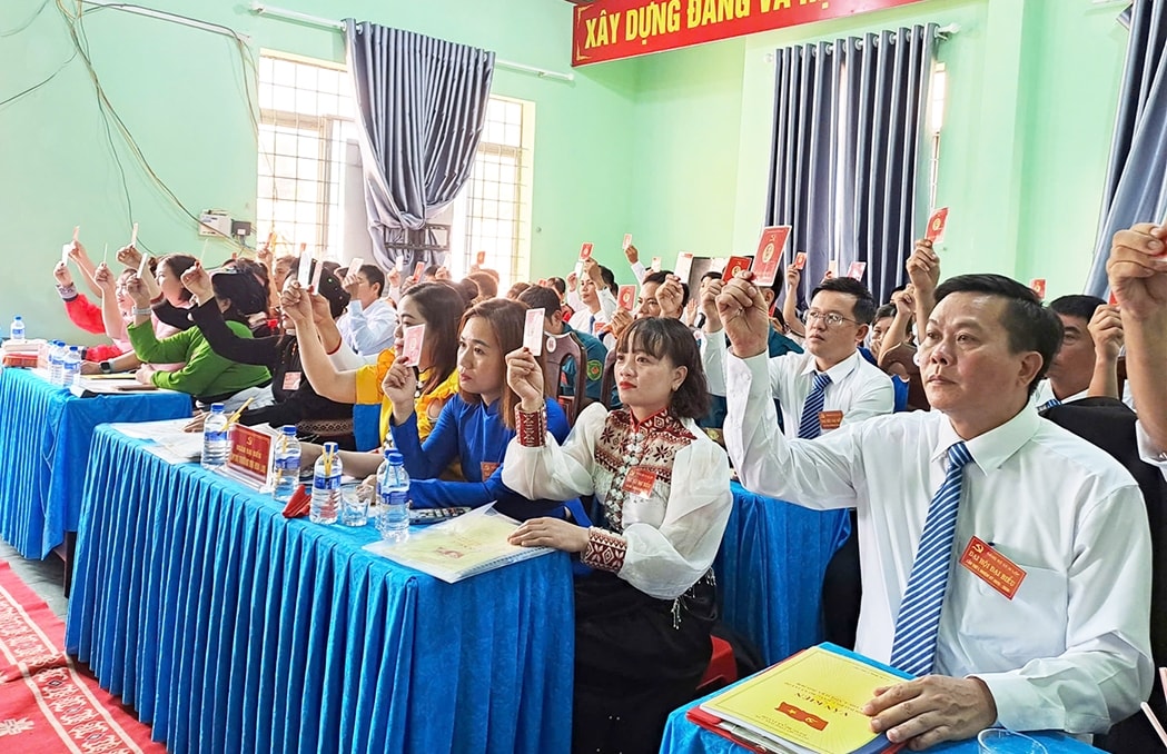Các đại biểu biểu quyết các chỉ tiêu của Nghị quyết. (Ảnh: Lê Hường) Các đại biểu biểu quyết các chỉ tiêu của Nghị quyết. (Ảnh: Lê Hường)