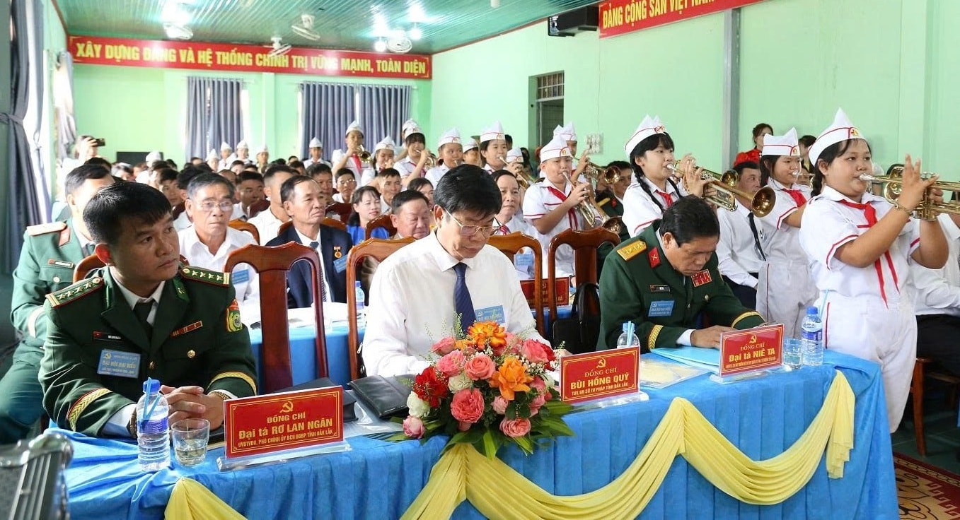 Quang cảnh Đại hội đại biểu Đảng bộ xã Ia Lốp (ảnh: Lê Hường) Quang cảnh Đại hội đại biểu Đảng bộ xã Ia Lốp (ảnh: Lê Hường)