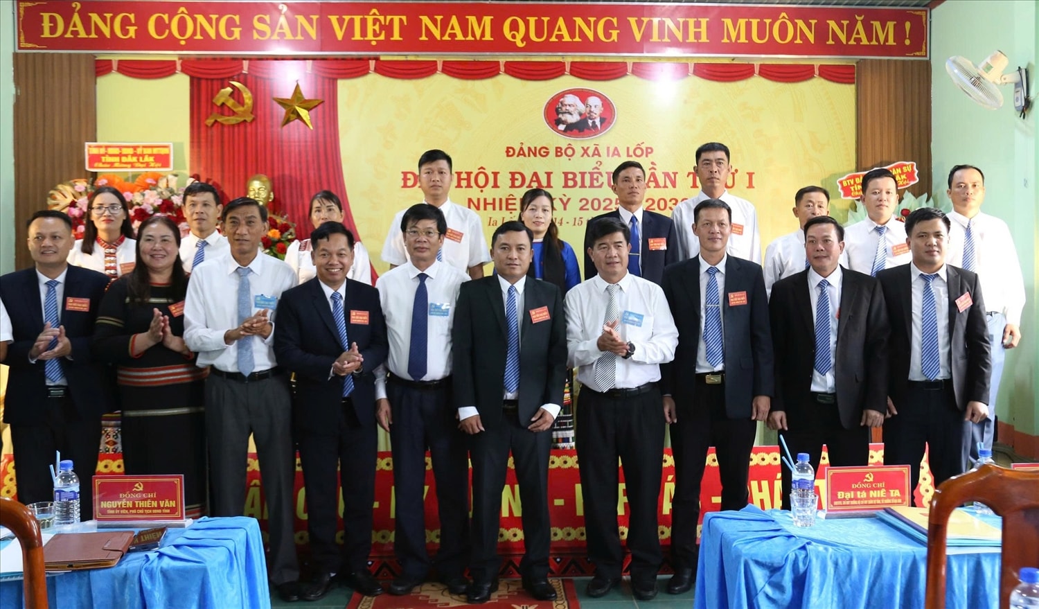 Ban Chấp hành Đảng bộ xã Ia Lốp ra mắt Đại hội (ảnh: Lê Hường) Ban Chấp hành Đảng bộ xã Ia Lốp ra mắt Đại hội (ảnh: Lê Hường)