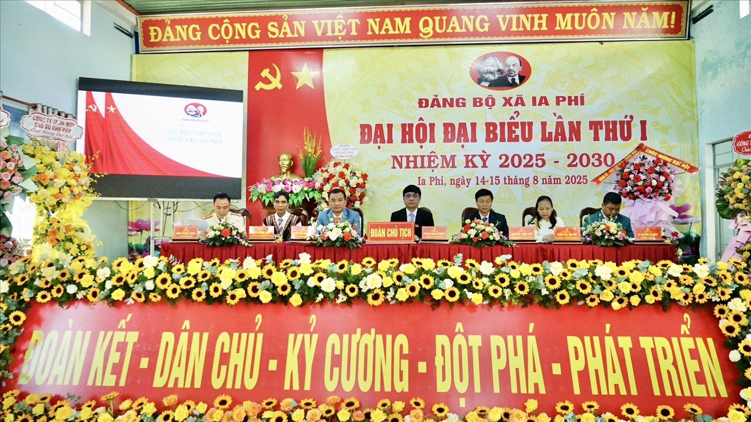 Đoàn Chủ tịch điều hành Đại hội - Ảnh Ngọc Thu Đoàn Chủ tịch điều hành Đại hội - Ảnh Ngọc Thu