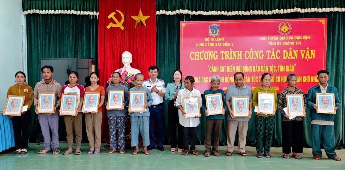 Tặng quà cho các gia đình chính sách, ngư dân, đồng bào dân tộc, tôn giáo có hoàn cảnh khó khăn - Ảnh: T.V