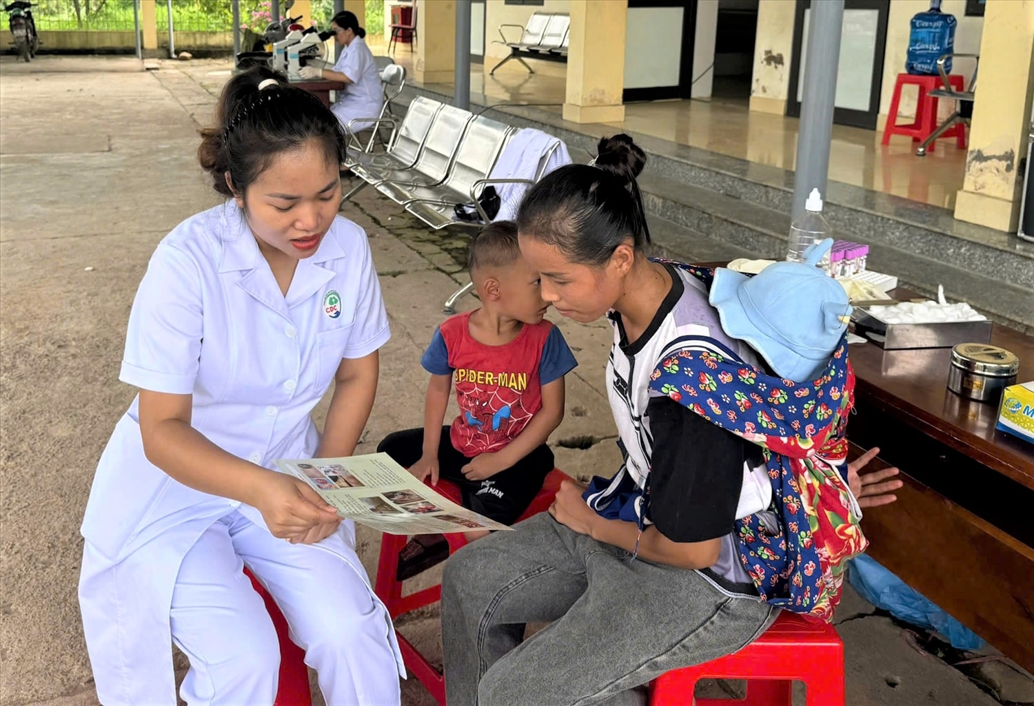 Cán bộ trung tâm y tế đẩy mạnh tuyên truyền cho người dân vùng cao, vùng DTTS