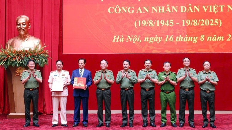 Lãnh đạo Bộ Công an tặng các đại biểu sách 