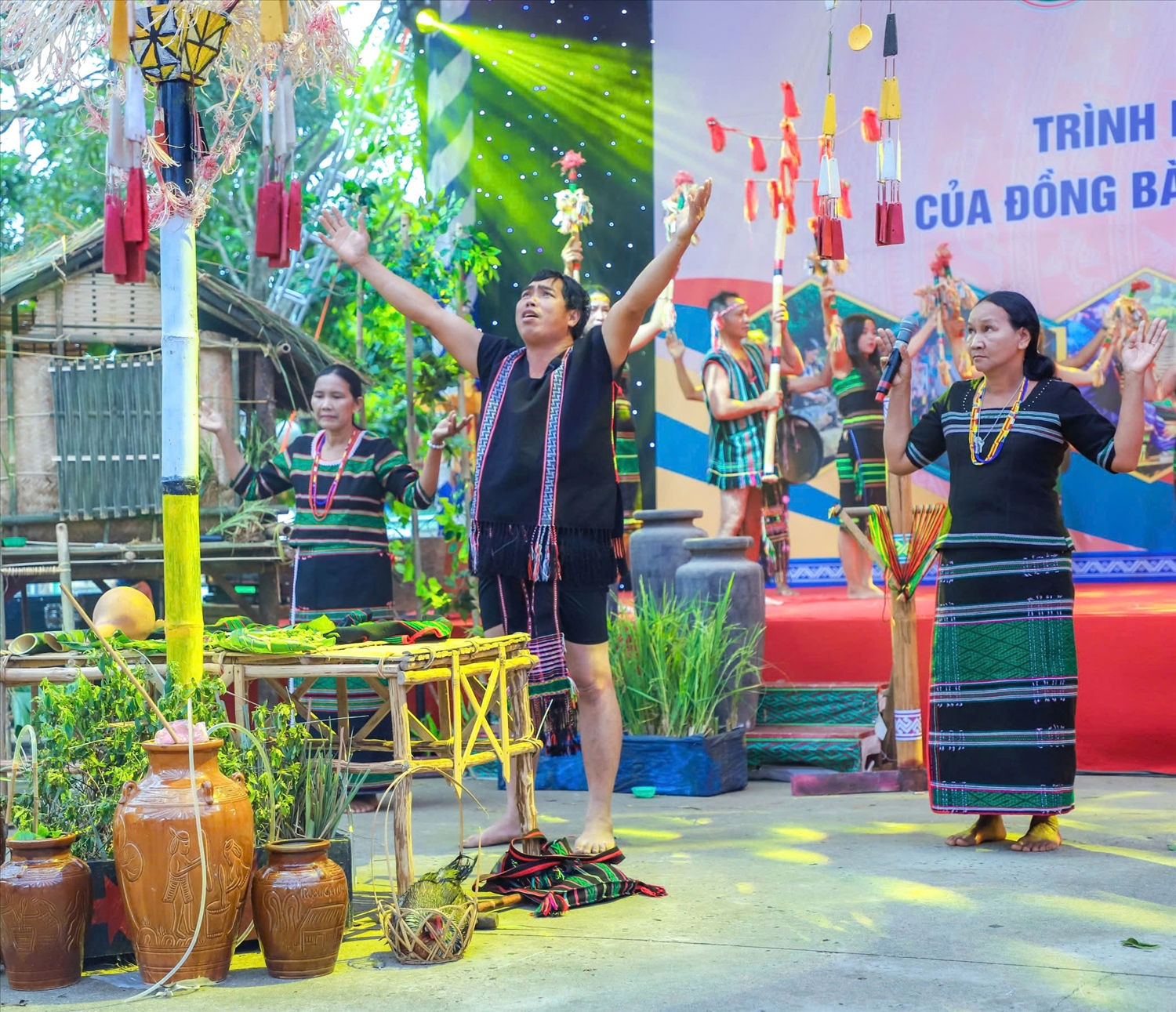 Nghệ nhân Y Lanh, Đội trưởng Đội chiêng bon Pi Nao giữ gìn văn hóa truyền thống