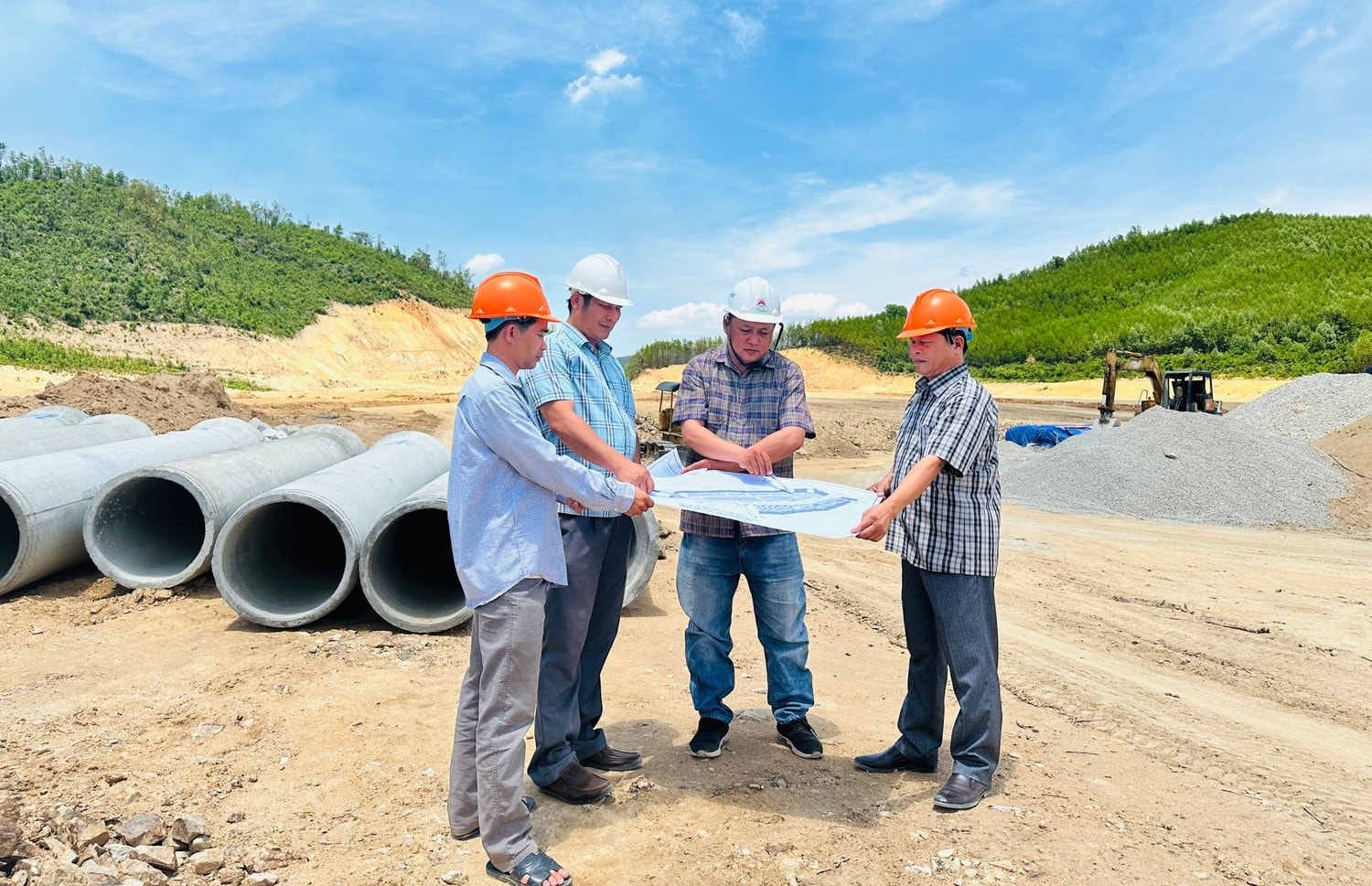 Cán bộ Ban quản lý dự án xã Vân Canh đang kiểm tra tiến độ xây dựng khu định canh, định cư tập trung làng Suối Diếp  (Ảnh C.H)