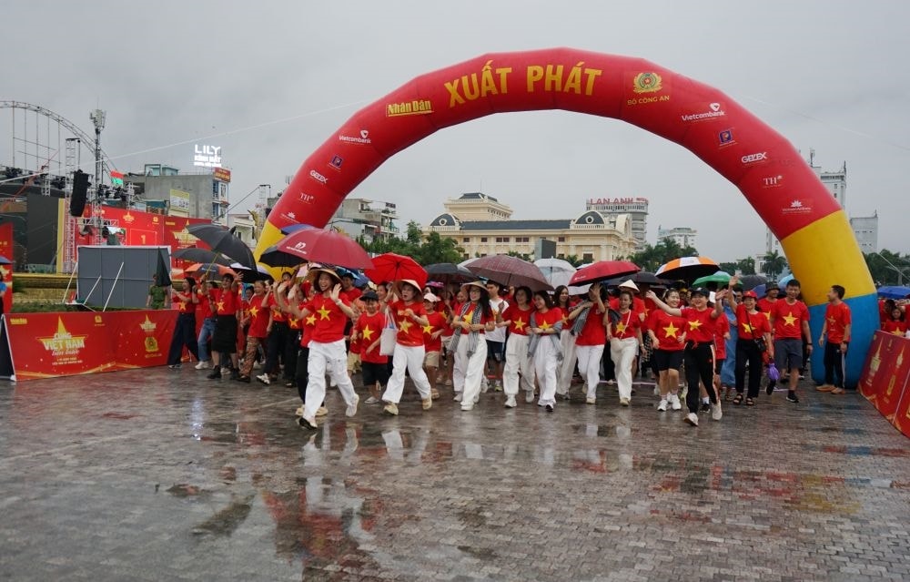 Mặc dù thời tiết có mưa, tuy nhiên sự kiện vẫn thu hút hàng nghìn cán bộ công chức, viên chức và người dân tham gia. Ảnh: Quỳnh Trâm