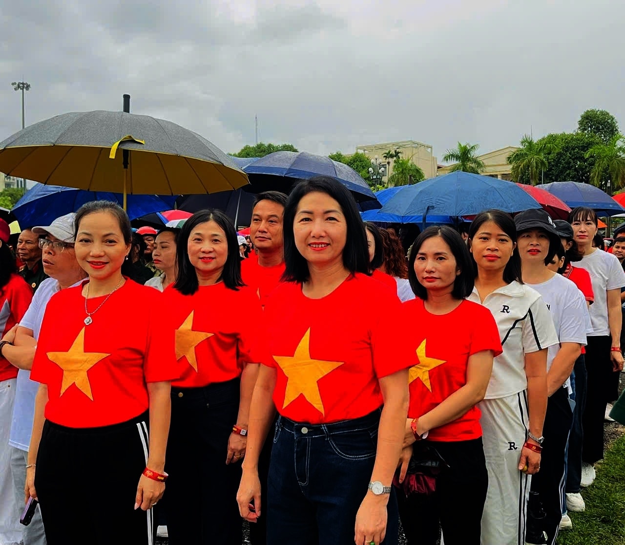 Đông đảo người dân mặc áo đỏ sao vàng, đi bộ “Cùng Việt Nam tiến bước” Ảnh: Quỳnh Trâm