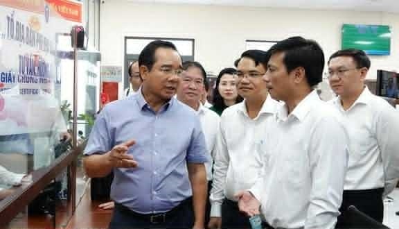 Chủ tịch UBND TP.HCM Nguyễn Văn Được (bìa trái) kháo sát hoạt động tại các xã phường