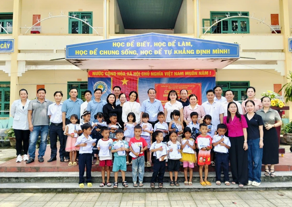 Thầy cô giáo trao quà cho các em học sinh có hoàn cảnh khó khăn tại xã Trà Bồng và xã Cà Đam. (Ảnh: Ngọc Chí) Thầy cô giáo trao quà cho các em học sinh có hoàn cảnh khó khăn tại xã Trà Bồng và xã Cà Đam. (Ảnh: Ngọc Chí)