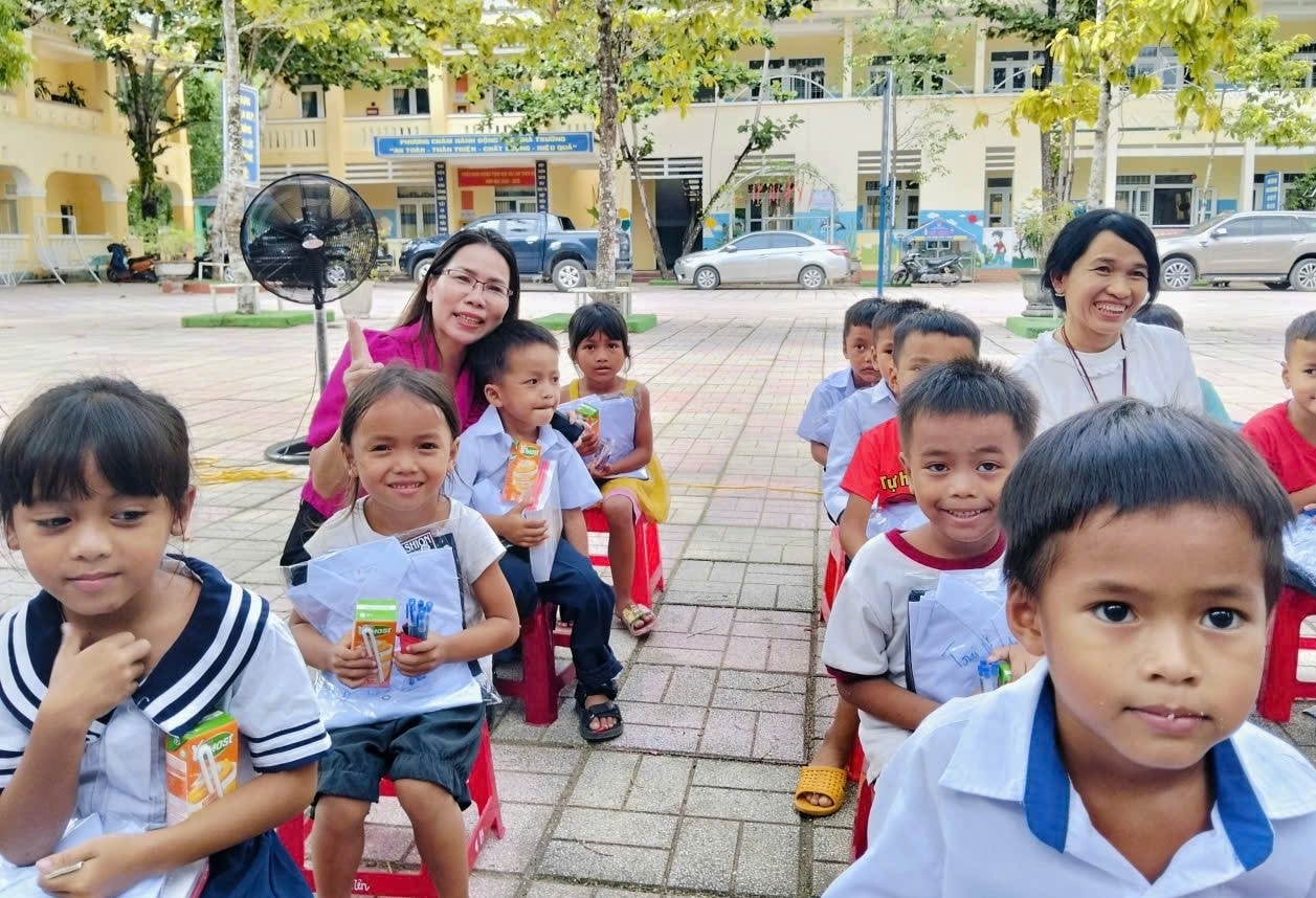 Những phần quà ý nghĩa sẽ tiếp thêm động lực để em học sinh có hoàn cảnh khó khăn tại xã Trà Bồng và xã Cà Đam đến trường. (Ảnh: Ngọc Chí) Những phần quà ý nghĩa sẽ tiếp thêm động lực để em học sinh có hoàn cảnh khó khăn tại xã Trà Bồng và xã Cà Đam đến trường. (Ảnh: Ngọc Chí)