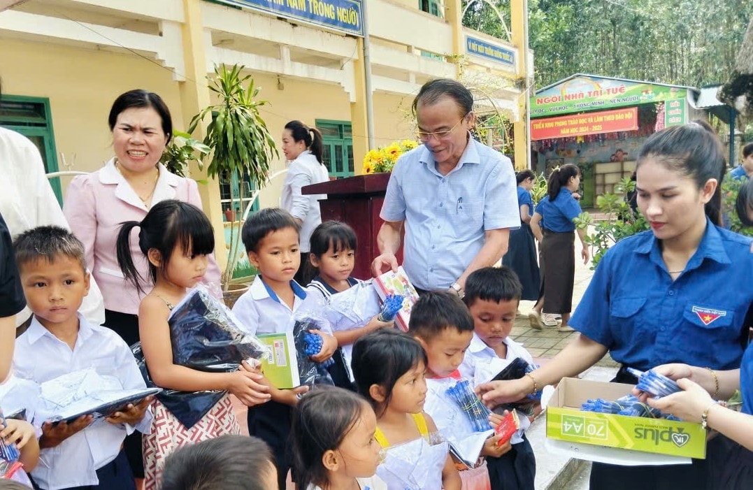 Ông Nguyễn Ngọc Thái (đứng giữa) - Giám đốc Sở Giáo dục & Đào tạo tỉnh Quảng Ngãi trao quà cho học sinh có hoàn cảnh khó khăn tại xã Trà Bồng và xã Cà Đam. (Ảnh: Ngọc Chí) Ông Nguyễn Ngọc Thái (đứng giữa) - Giám đốc Sở Giáo dục & Đào tạo tỉnh Quảng Ngãi trao quà cho học sinh có hoàn cảnh khó khăn tại xã Trà Bồng và xã Cà Đam. (Ảnh: Ngọc Chí)