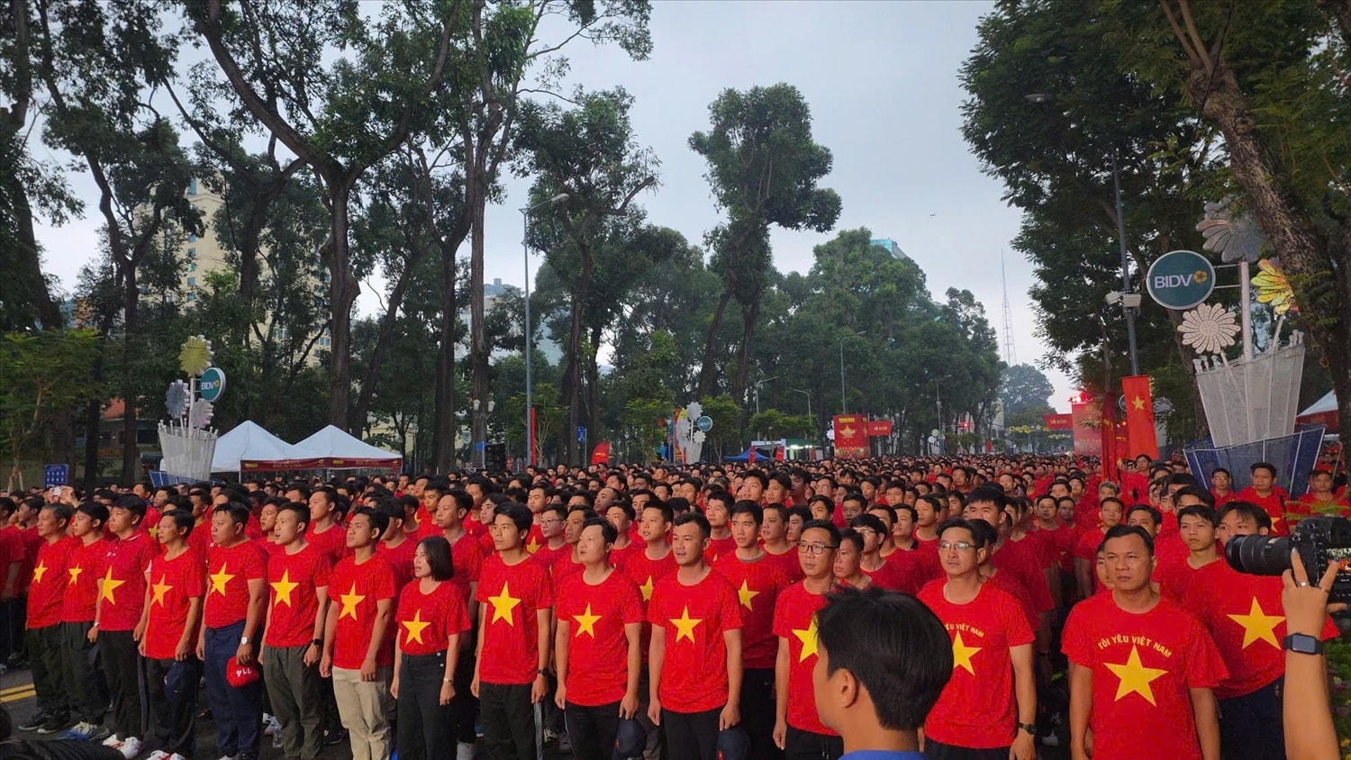 Trong không khí trang nghiêm, xúc động và tự hào, hàng nghìn người có mặt tại khu vực Vườn hoa Lý Thái Tổ (Thủ đô Hà Nội) thực hiện nghi lễ Chào cờ đồng thời với Lễ thượng cờ Tổ quốc tại Quảng trường Ba Đình lịch sử.