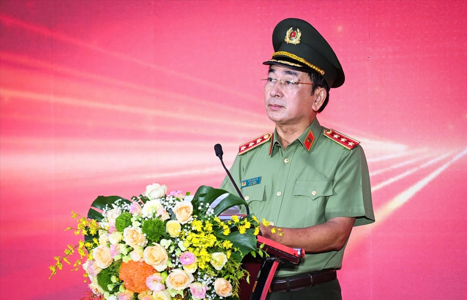 Đồng chí Thượng tướng Trần Quốc Tỏ, Ủy viên Trung ương Đảng, Thứ trưởng Công an phát biểu phát động chương trình đi bộ 