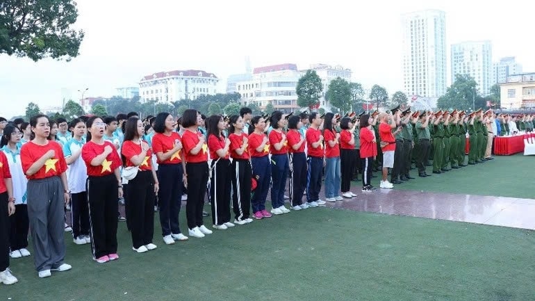Đại biểu và nhân dân tỉnh Thái Nguyên cùng chào cờ, hát Quốc ca. (Ảnh: TUẤN SƠN)