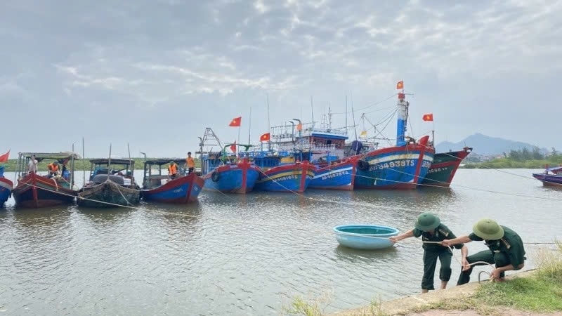 Bộ đội Biên phòng hỗ trợ người dân ứng phó với áp thấp nhiệt đới. (Ảnh: TTXVN)