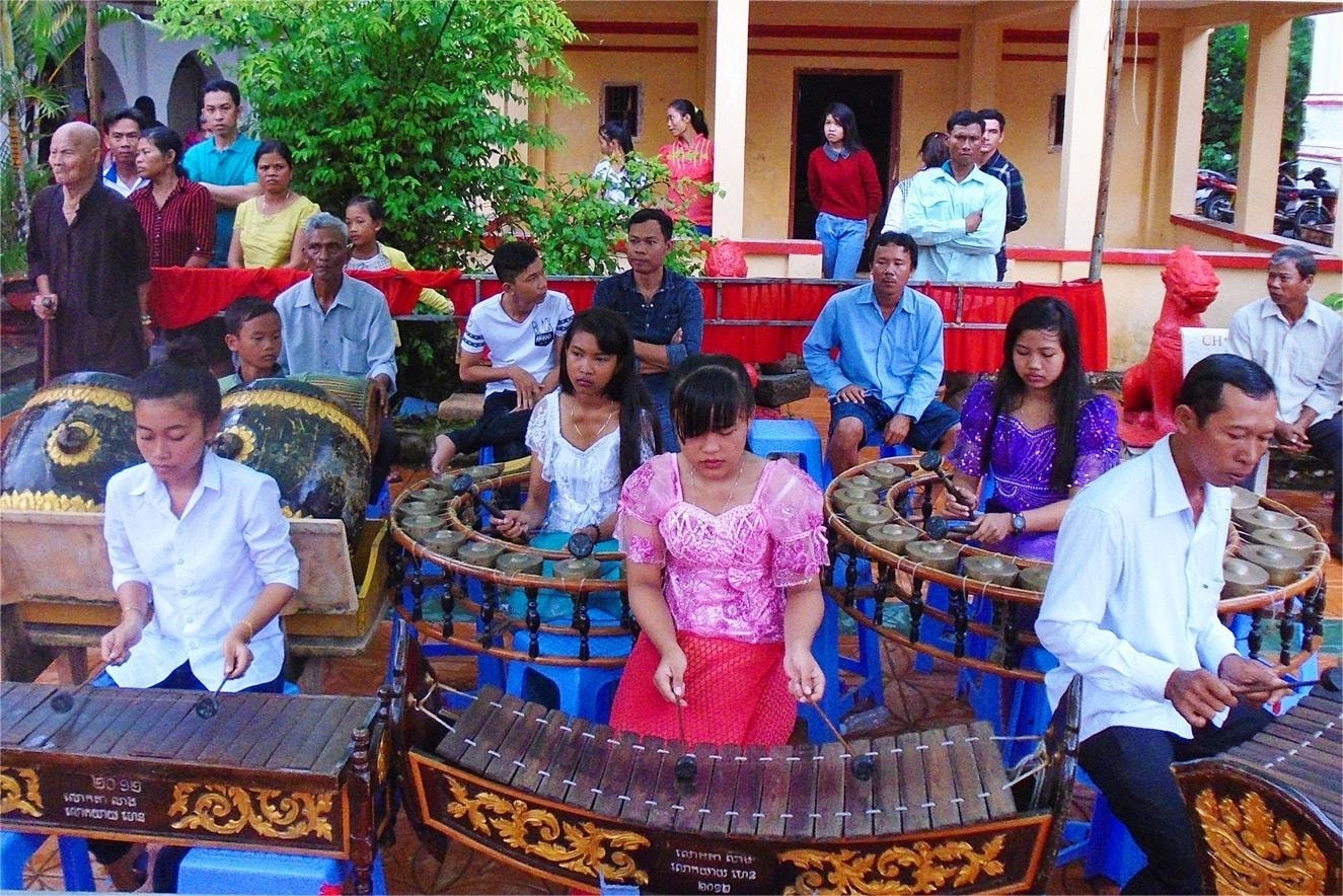 Một buổi học của các em nhỏ về nghệ thuật múa Rom vong tại Câu lạc bộ văn hóa dân gian (điểm chùa Pra Sath Kòng) xã Ngọc Tố, TP. Cần Thơ. (Ảnh: PN)