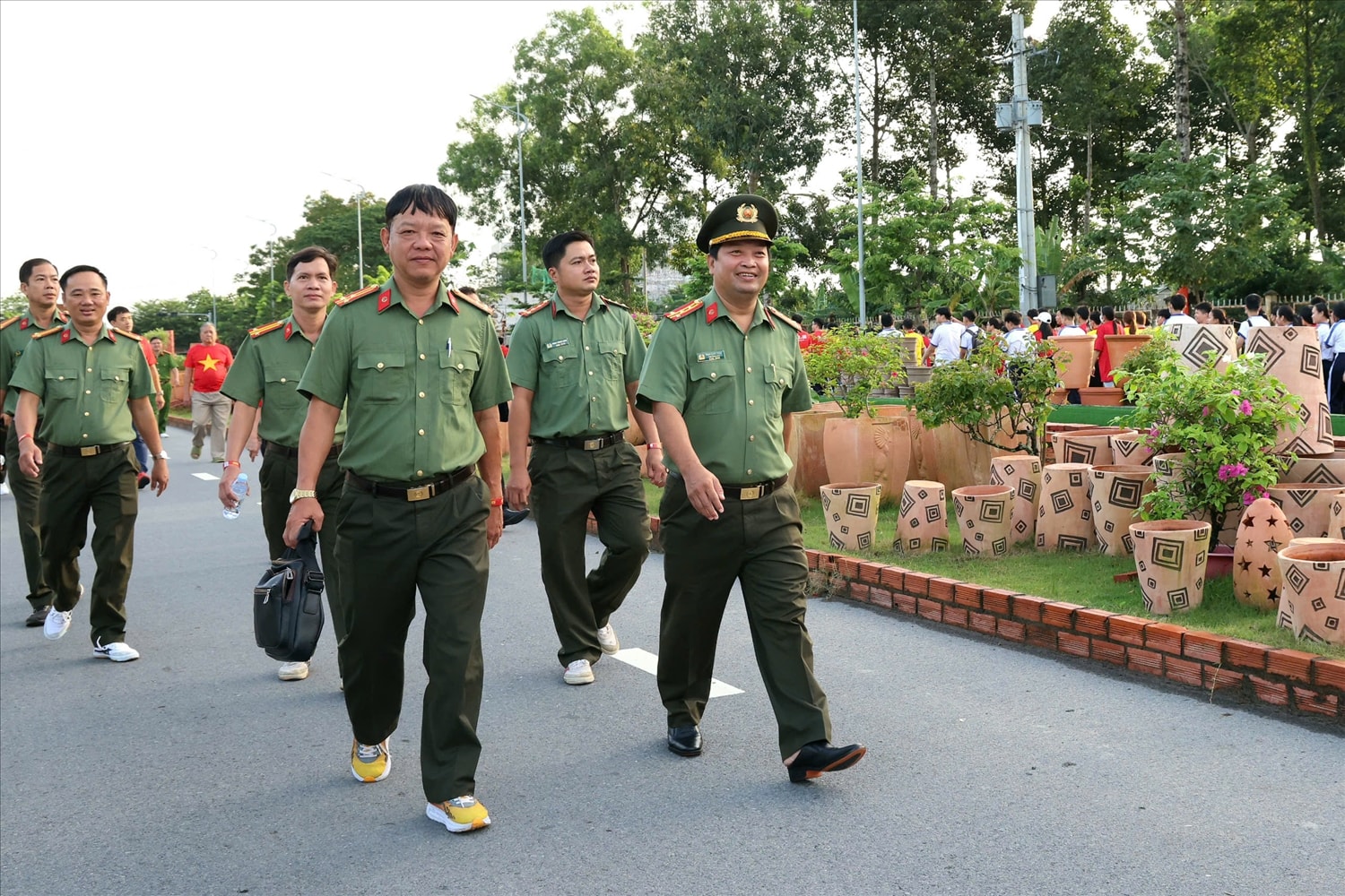 Sự kiện cũng nhấn mạnh vai trò của lực lượng Công an nhân dân trong gắn kết bảo đảm an ninh trật tự với phát triển bền vững, xây dựng phong trào toàn dân bảo vệ Tổ quốc.