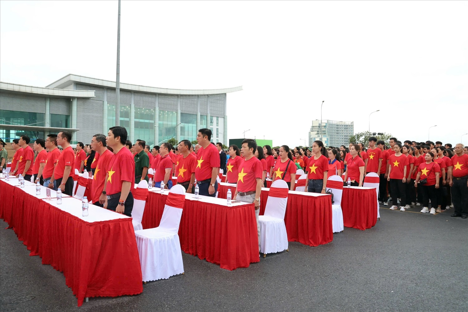 Ngày 16/8, hàng nghìn người, gồm cán bộ, công chức, viên chức, lực lượng vũ trang, giảng viên, sinh viên, học sinh và các tầng lớp Nhân dân đã tham gia đi bộ trên khu vực Trung tâm Hội nghị tỉnh và con đường gốm đỏ dài nhất Việt Nam (Vĩnh Long), hưởng ứng chương trình  