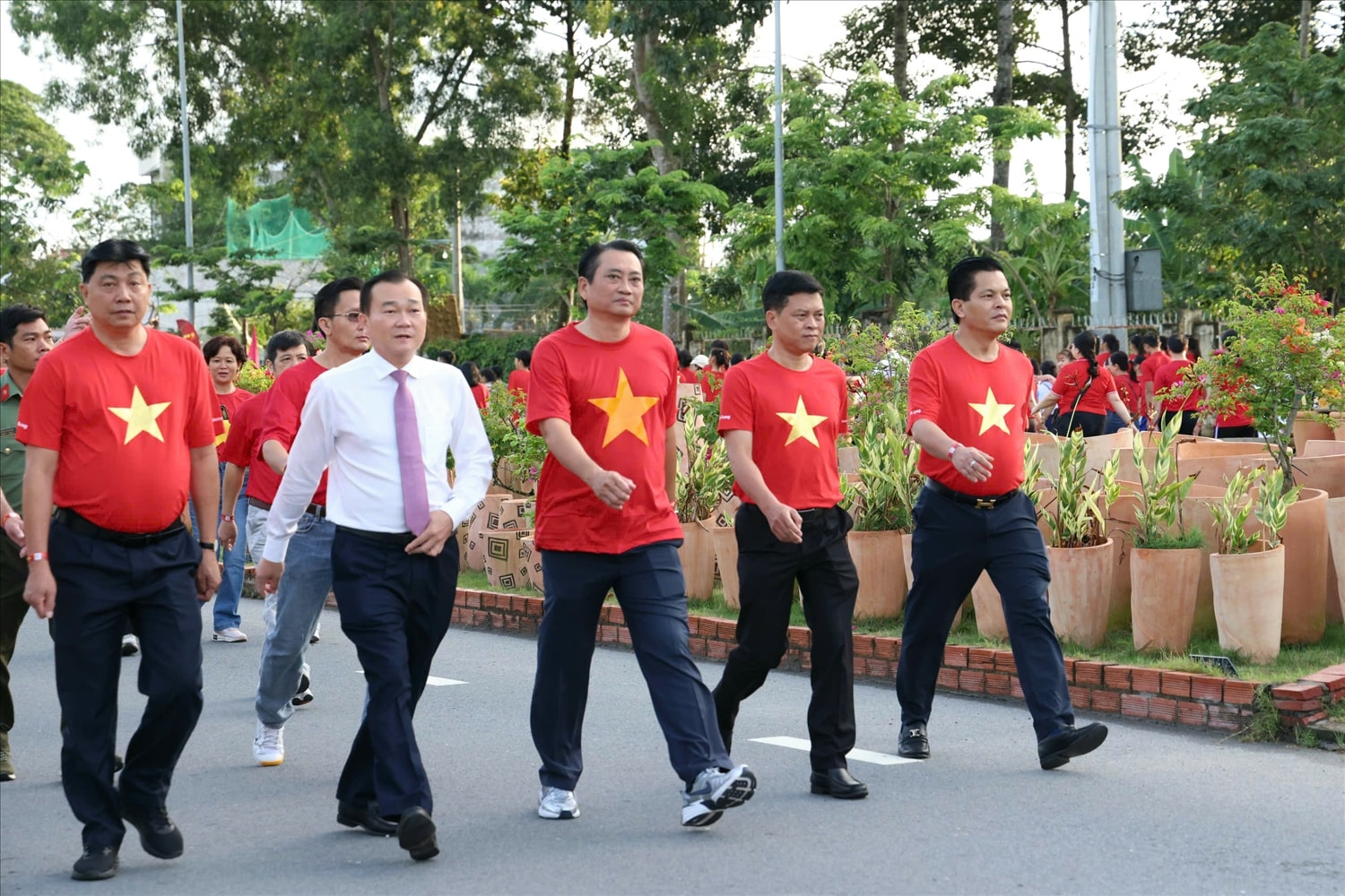 Ông Nguyễn Quỳnh Thiện – Phó Chủ tịch UBND tỉnh Vĩnh Long  (thứ 3 từ trái qua) cho biết, chương trình biểu trưng cho sự đoàn kết, đồng lòng hướng tới tương lai xanh - sạch - bền vững, động viên phong trào toàn dân tham gia rèn luyện thể thao, xây dựng thói quen đi bộ góp phần giảm khí thải carbon cho môi trường.