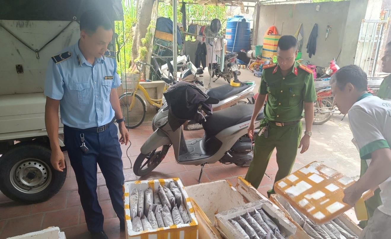 Lực lượng QLTT tỉnh Thanh Hóa phối hợp cùng lực lượng chức năng trên địa bàn kiểm tra hàng hóa - Ảnh PV Lực lượng QLTT tỉnh Thanh Hóa phối hợp cùng lực lượng chức năng trên địa bàn kiểm tra hàng hóa - Ảnh PV